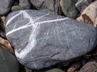 Grauer Stein mit grober und feiner weißen Maserung